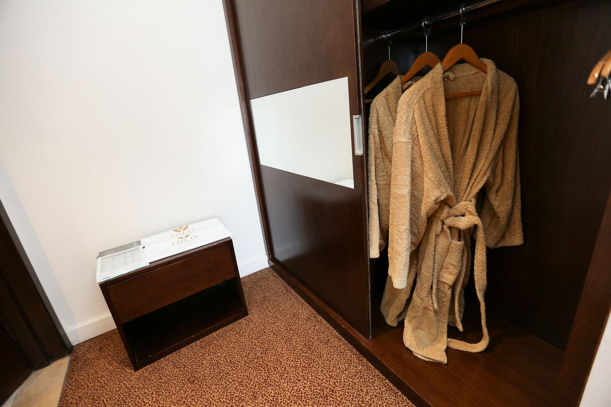 Hotel Tolip El Narges El El Cairo Exterior foto A bathrobe hanging in a closet