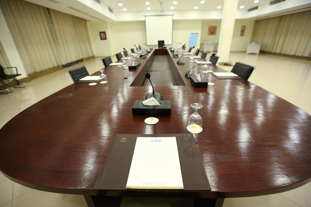 Hotel Tolip El Narges El El Cairo Exterior foto The conference room of the Prime Minister of Sri Lanka