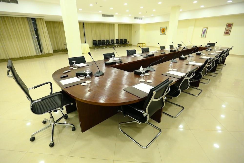 Hotel Tolip El Narges El El Cairo Exterior foto The conference room of the National Assembly