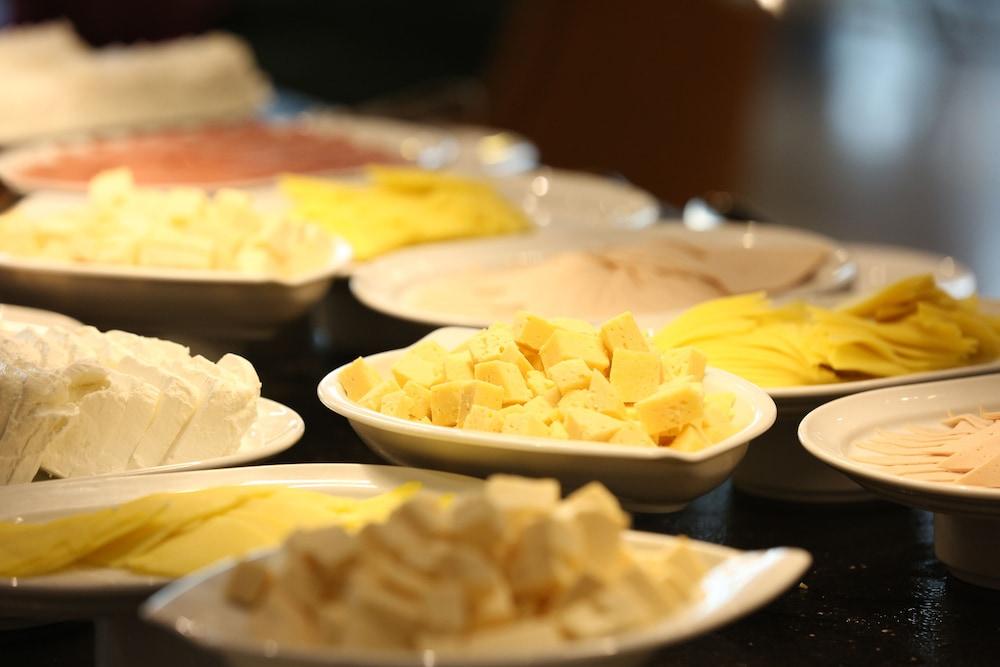 Hotel Tolip El Narges El El Cairo Exterior foto Cheese at a buffet