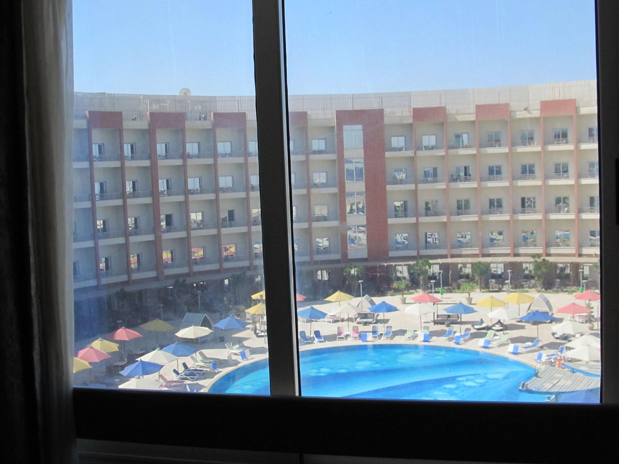 Hotel Tolip El Narges El El Cairo Exterior foto View of the pool from a hotel room