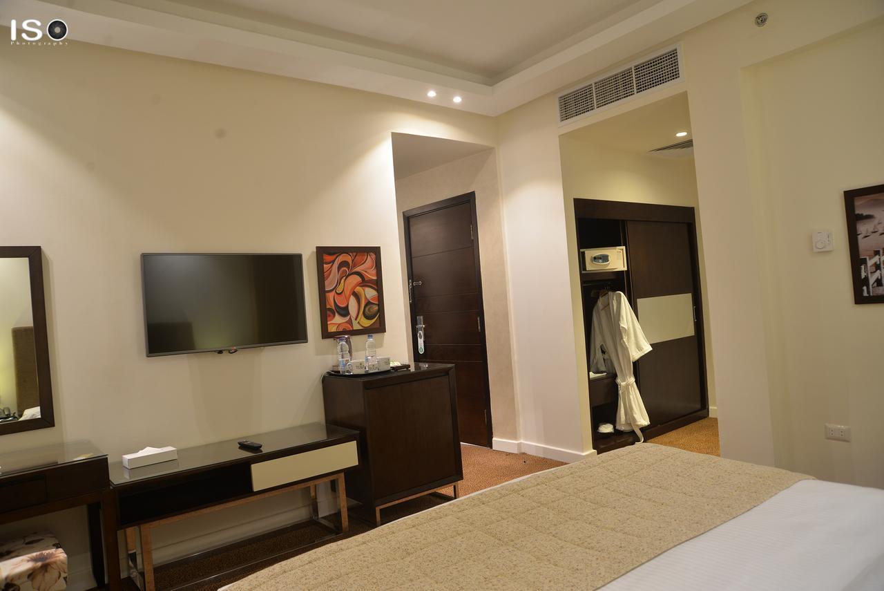 Hotel Tolip El Narges El El Cairo Exterior foto A room at the hotel