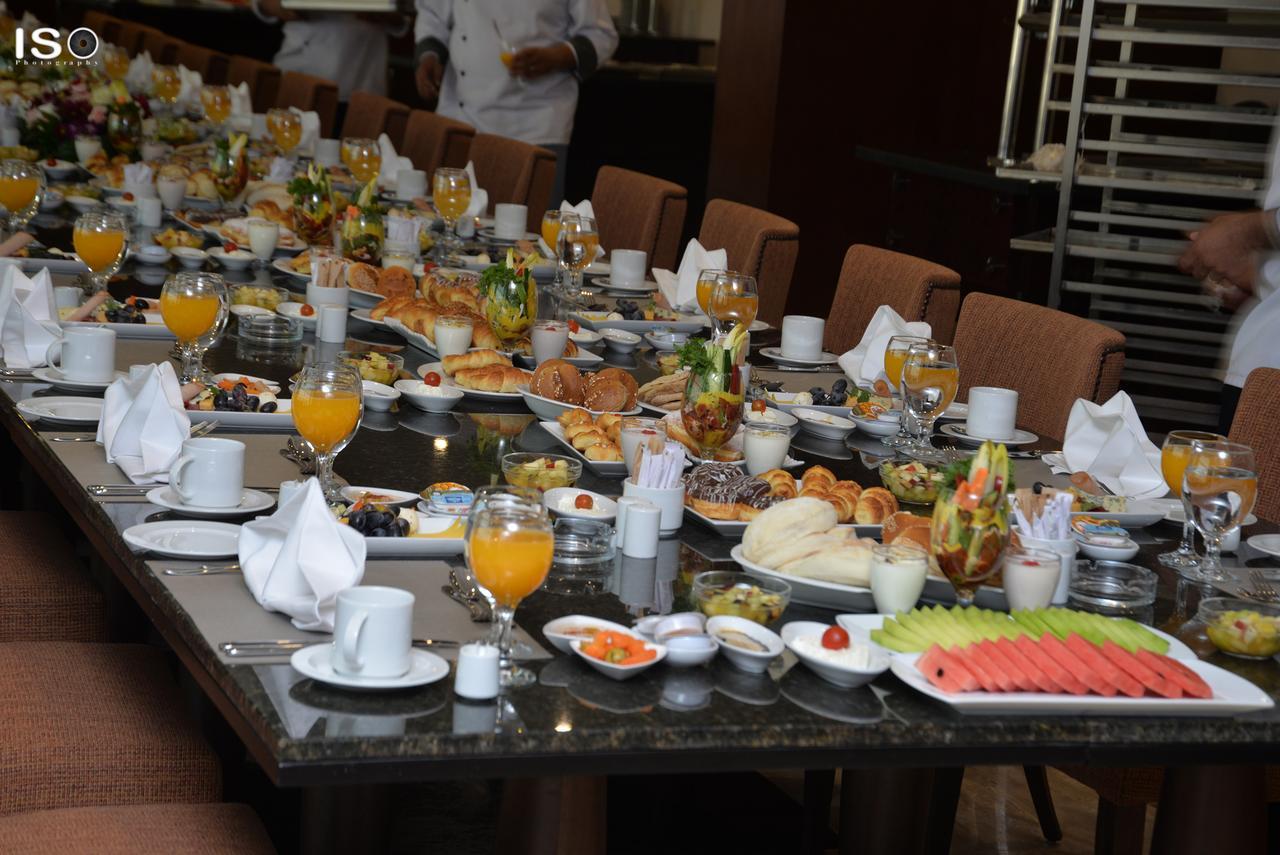 Hotel Tolip El Narges El El Cairo Exterior foto A breakfast buffet