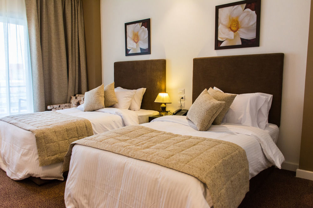 Hotel Tolip El Narges El El Cairo Exterior foto A bedroom at the hotel