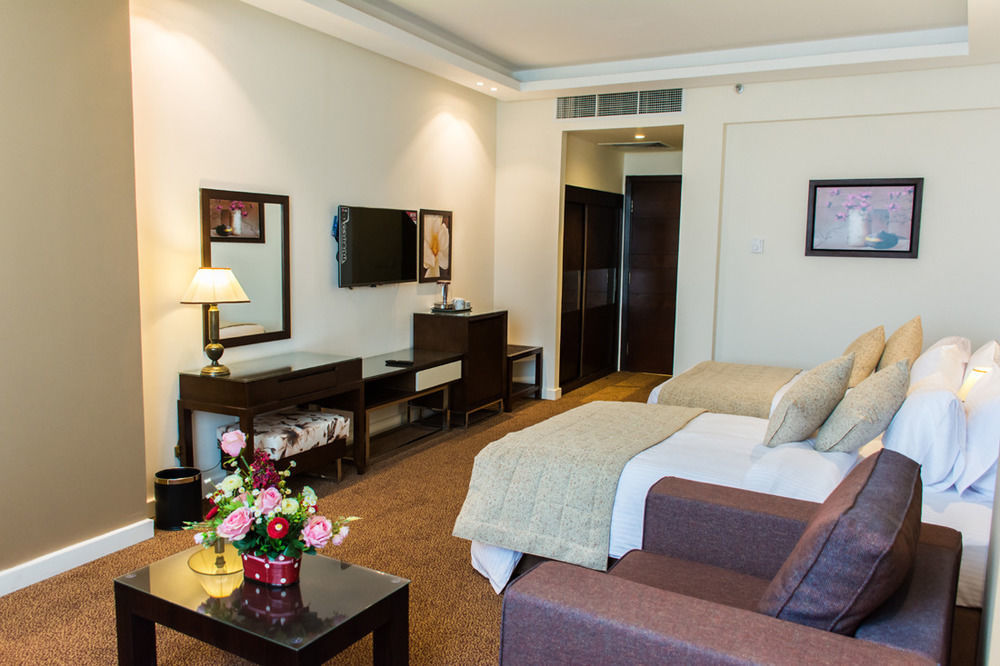 Hotel Tolip El Narges El El Cairo Exterior foto A room at the hotel