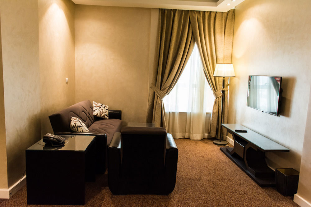 Hotel Tolip El Narges El El Cairo Exterior foto A living room in a hotel suite