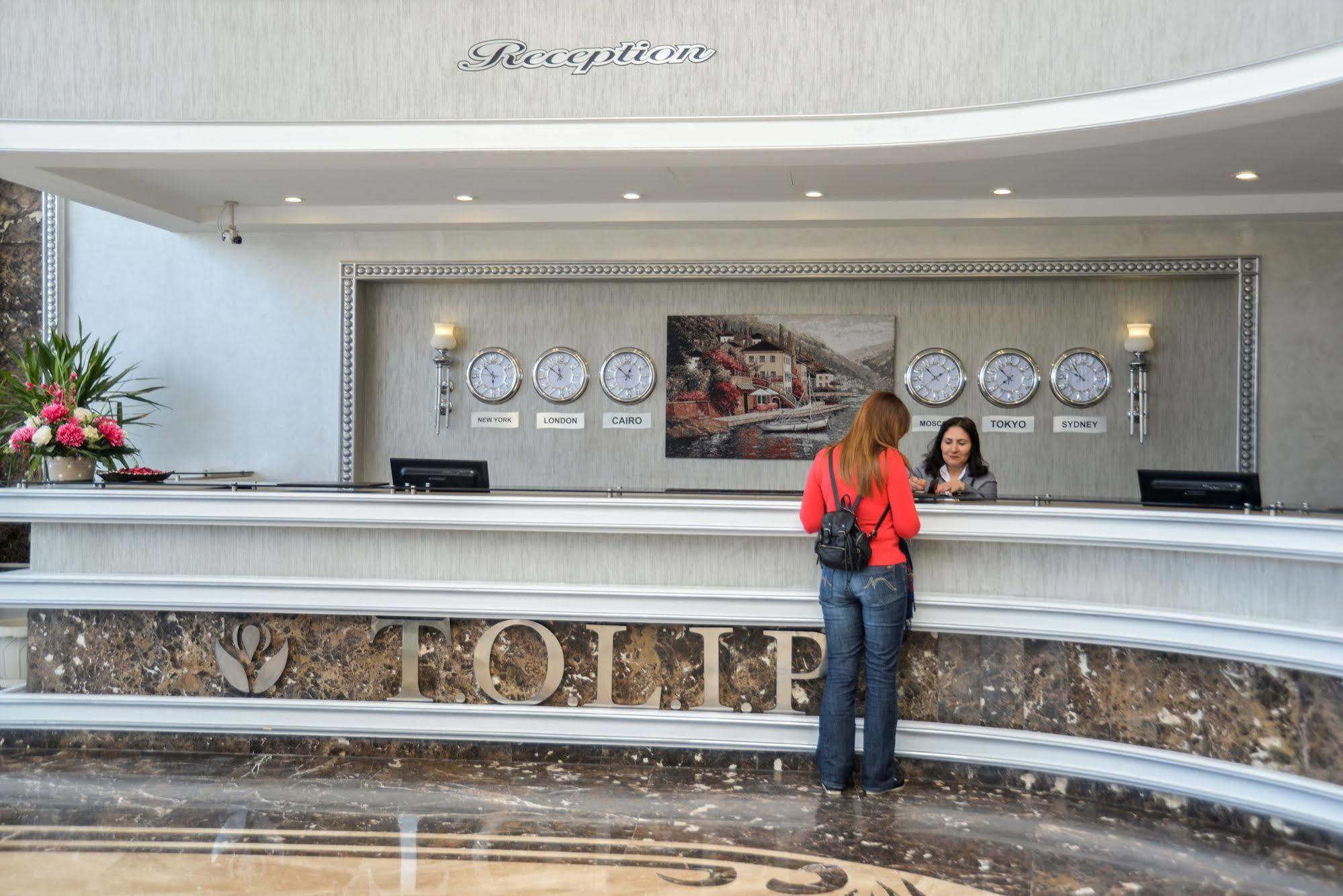 Hotel Tolip El Narges El El Cairo Exterior foto Reception desk at a hotel