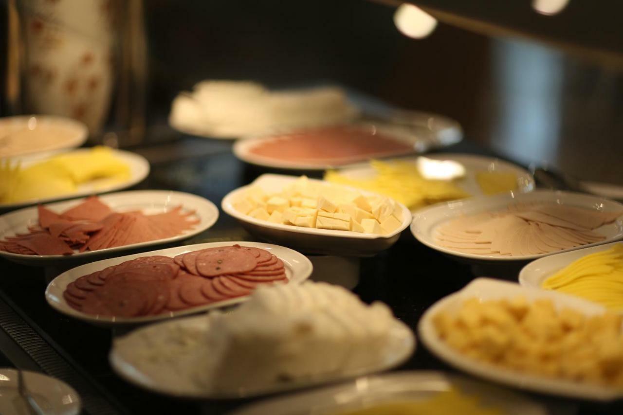 Hotel Tolip El Narges El El Cairo Exterior foto A selection of cold cuts