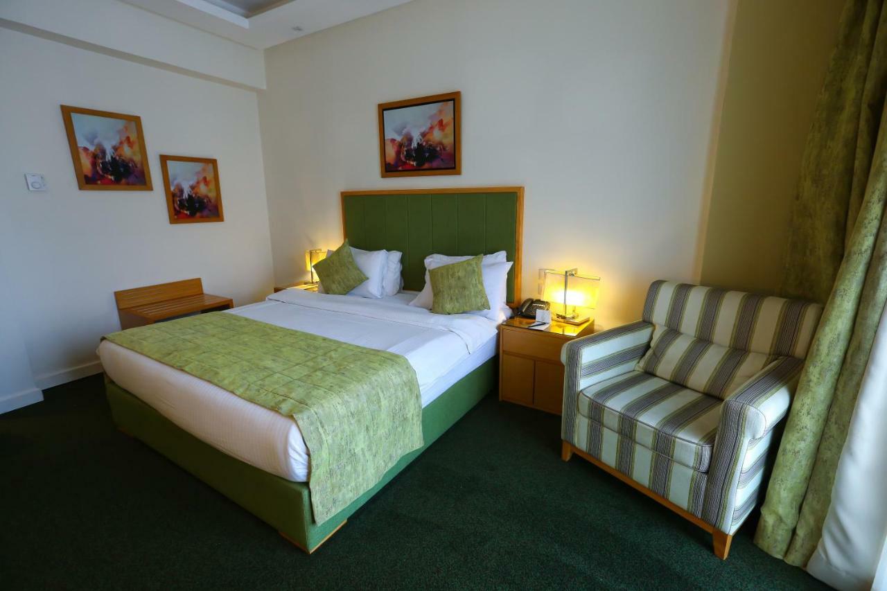 Hotel Tolip El Narges El El Cairo Exterior foto A room at the hotel