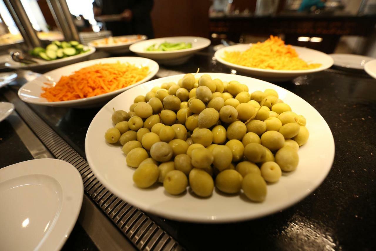 Hotel Tolip El Narges El El Cairo Exterior foto A plate of green olives